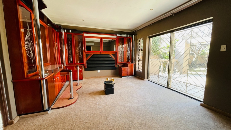 5 Bedroom Property for Sale in Van Der Hoff Park North West